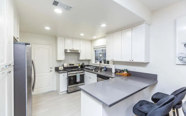 Elegant Pasadena Retreat Prime Comfort Awaits