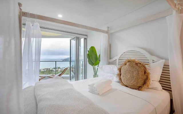 The Top Floor Luxury accomodation for 2 Spa Bath – Guest Rooms – Airlie Beach