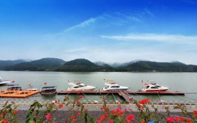 Zhenyangxia Scenic Area Theme Inn