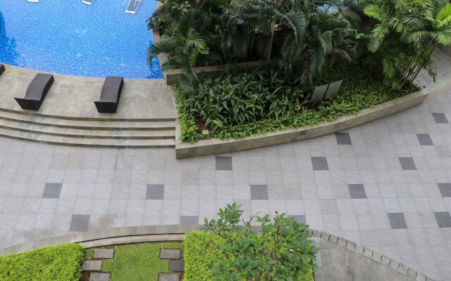 Beautiful Pool View Homey Spacious Studio At West Vista Apartment