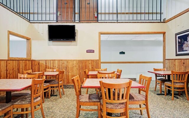 Super 8 by Wyndham Rogers Minnesota