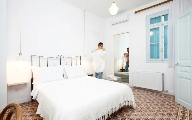 Live in Athens, Thiseio Historic House