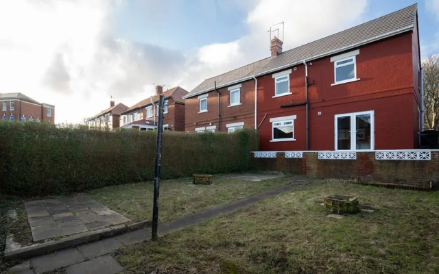 Stylish 3 Bed House-free Parking