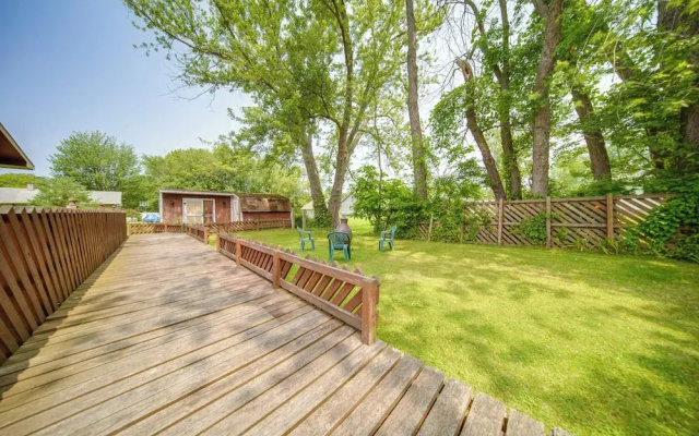 Group-friendly Lake Erie Getaway w/ Private Yard