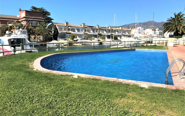 Apartamento en Roses con vistas al canal y piscina