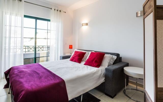 Central Albufeira 2-B Apt, Sleeps 6, Pool, Parking