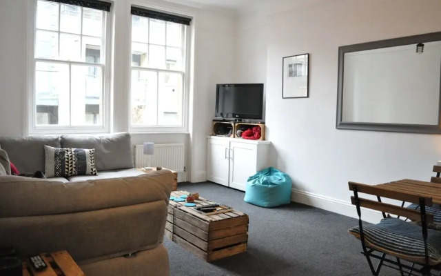 Bright 1 Bedroom Apartment in Great Location