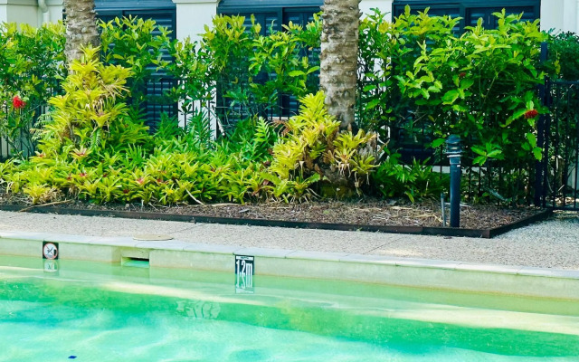 Palm Cove Pool Access Apartment