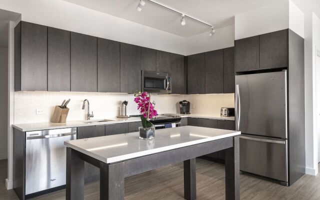 Deedee's Sky Rise Apartments - Newport 2