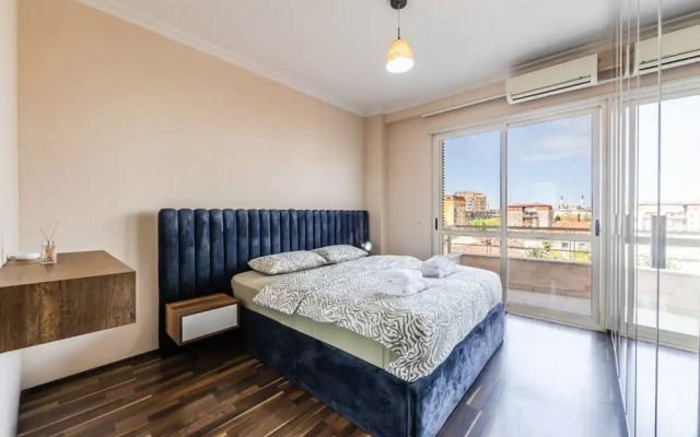 Spacious City-view Apartment Overlooking Shkod r