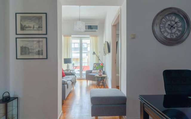 Central Apartment Elpis next to the metro