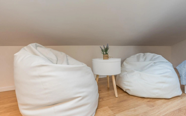 Ocean blue modern apartment for 8