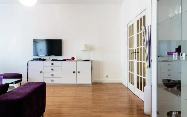 Square Charles Halldis Apartment