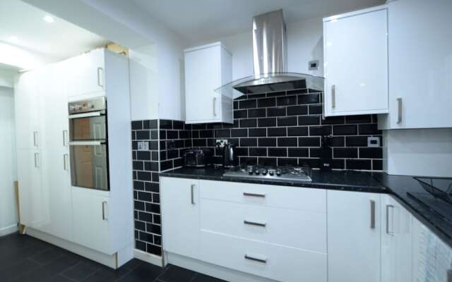 Alluring Holiday Home in Coventry with Garden