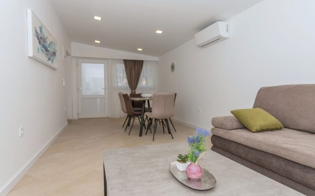 Makarska Beach Apartments Mara