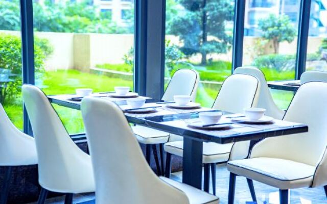 H Hotels (Xingyi Jichang Avenue)