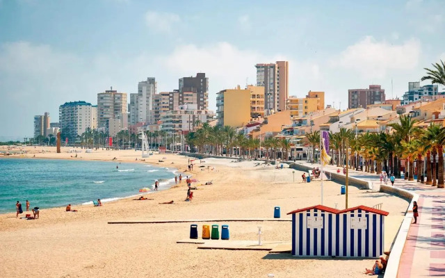 Apartamento con patio, piscina y parking privado