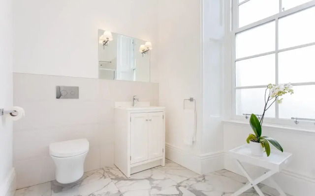 Luxury 4-bedroom Townhouse in Prestigious West End