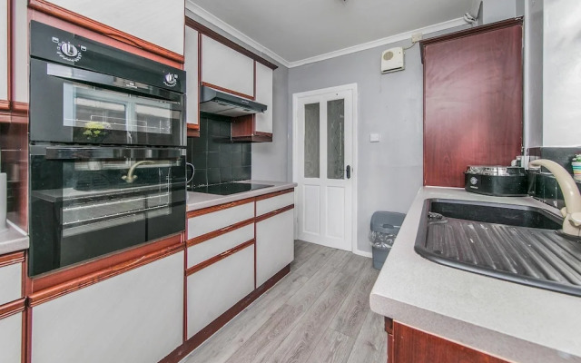 4br-sleeps10-parking-garden