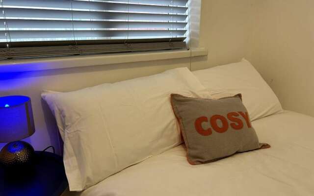 Essex 2 Bed Flat Near Station With Free Parking