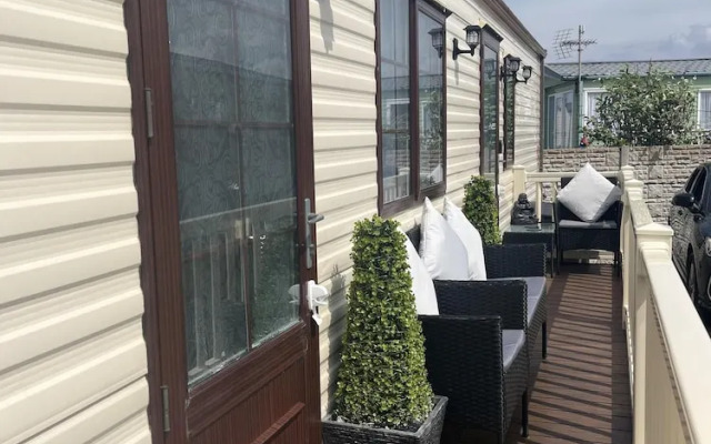 Cozy Cabin Retreat in Towyn