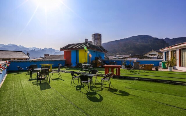 Comma Travel International Youth Hotel