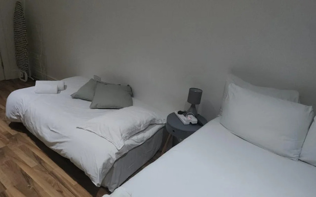 London Bermondsey, 4 People Studio in the Center