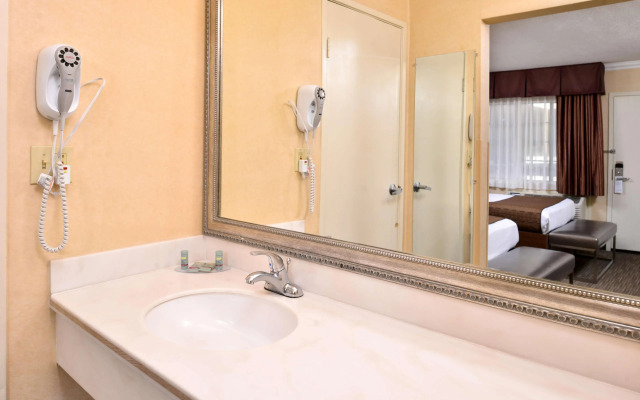 Best Western Hollywood Plaza Inn Hotel - Hollywood Walk of Fame LA