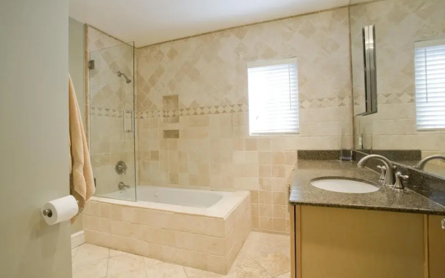 Ground Floor In Venice Near The Beach 3 Bedroom Home by RedAwning
