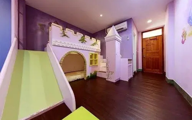 Music Hall 2 building nest
