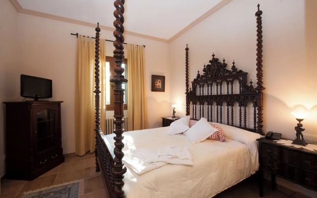 Luxurious 6-bedroom Villa Just 10 Minutes From the Beach