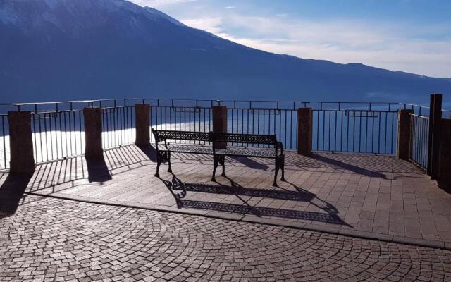 La Quiete 09 terrace apartment by Gardadomusmea