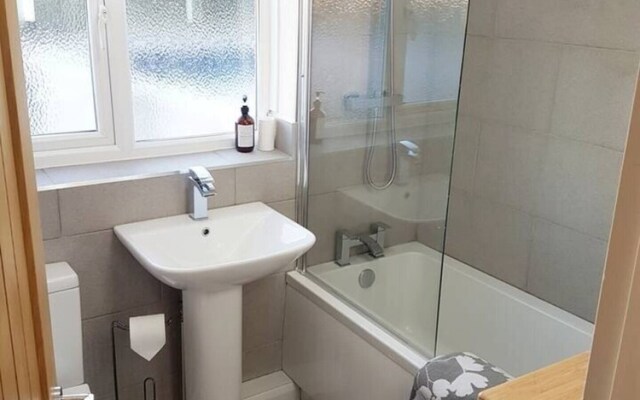 The Farm House Apartment + Free Parking