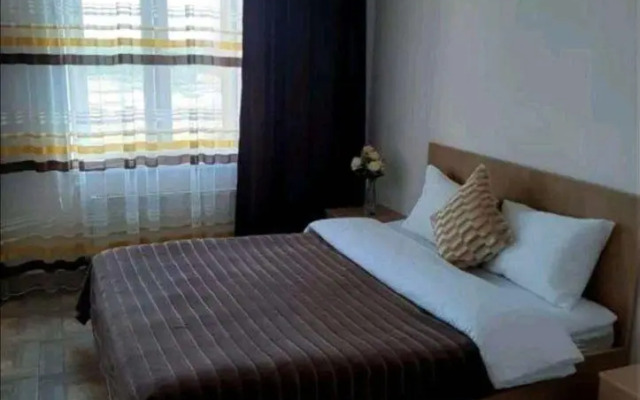 Gold Apart (Gold Apart) on the University Embankment 46