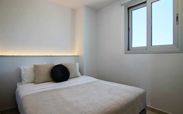 Phaedrus Living: Seaside Executive Flat Harbour 203