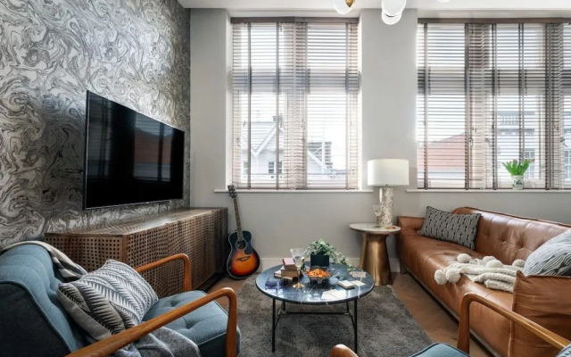 Cathedral Yard - Art Deco Luxury