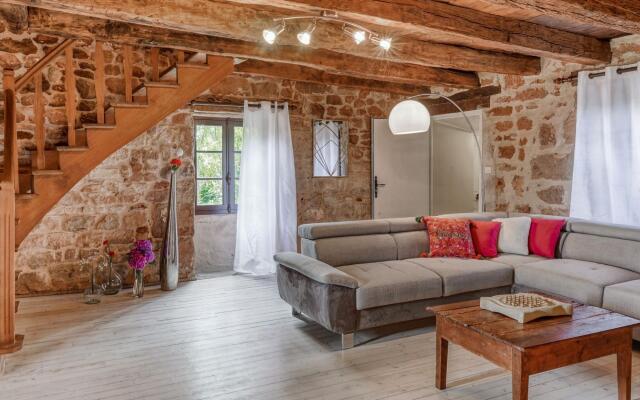 Peaceful Holiday Home in Teillots with Private Pool