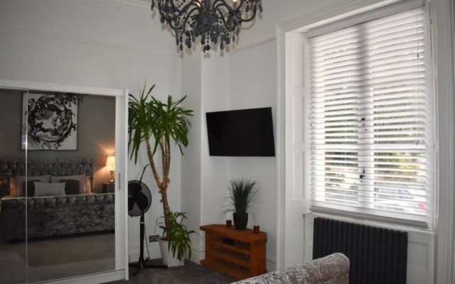 2 Bedroom Apartment Near Seafront in Brighton