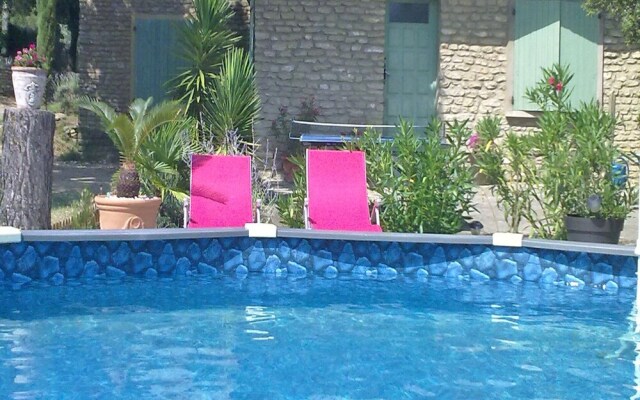 Antique Holiday Home in L'isle-sur-la-sorgue With Pool