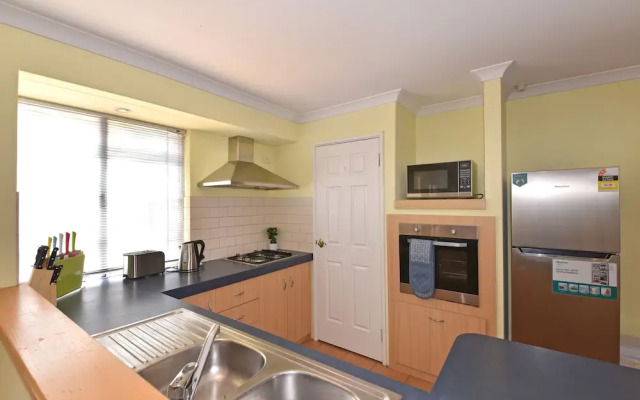 Redcliff Home Close to City & Airport