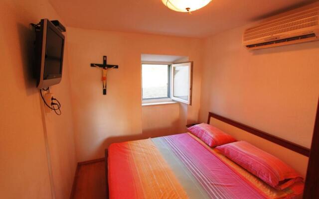 Seafront vacation house w JACUZZI 5 meters from beach