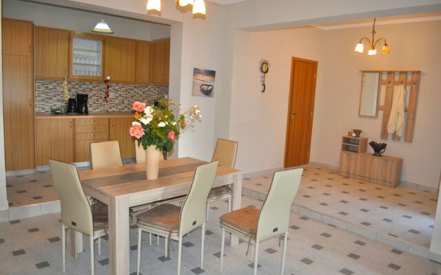 Luxus Ferienwohnung in Pelekas Strand mit Pool adonis