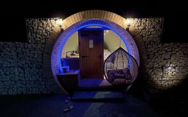 Romantic Escape Luxury Hobbit House With hot tub