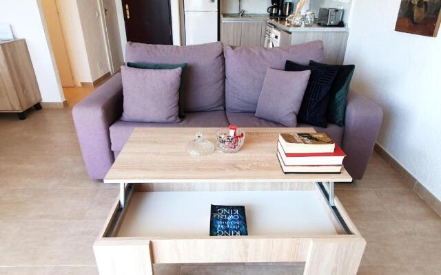 Skol 427 Spacious 1 Bedroom Apartment with Sea Views