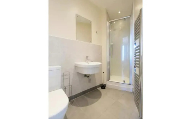 Bright and Spacious 2-bedroom Flat, Sleeps 4