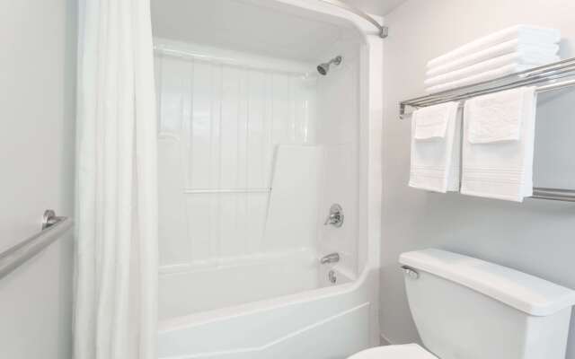 Super 8 by Wyndham Adel GA I-75