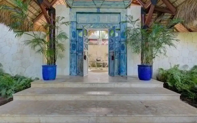 6 BR Beachfront Lush Oasis