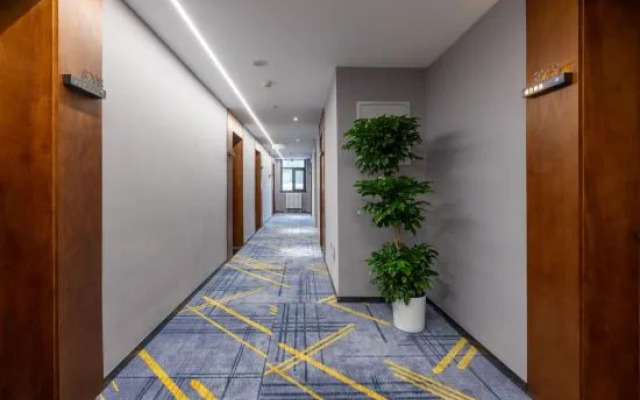 Super 8 Select Hotel (Beijing Tiancun Subway Station Branch)