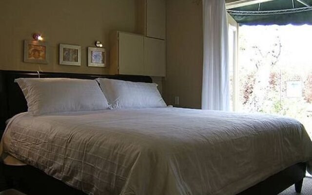 A Downtown Victoria Ocean View Bed and Breakfast