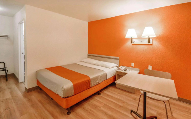 Motel 6 Huntsville, TX